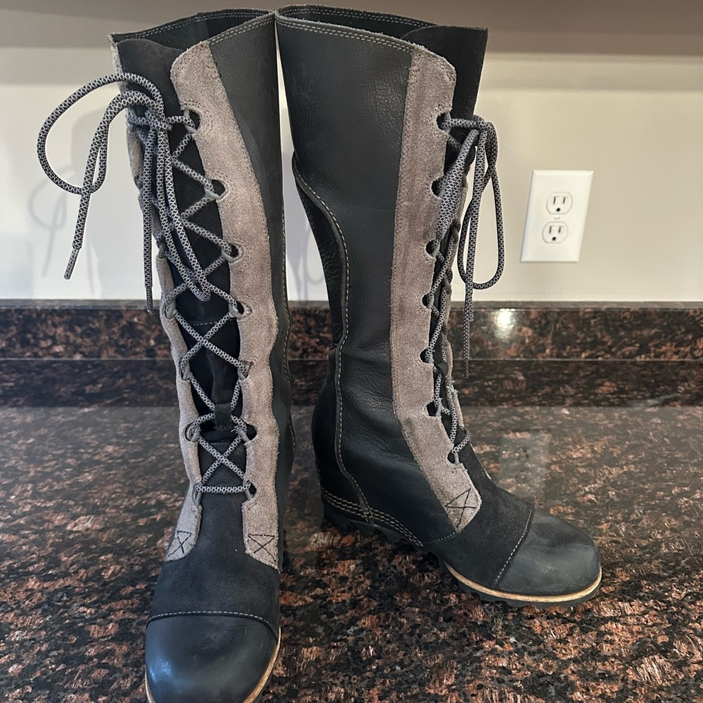 Sorel Cate the Great Women’s Wedge Black and Gray Lace Up Boots size 9